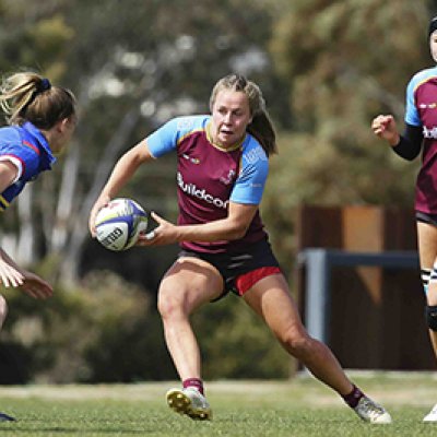 Uq-7s-player-Pleuni-Kievet-passing-the-ball-on-the-rugby-field